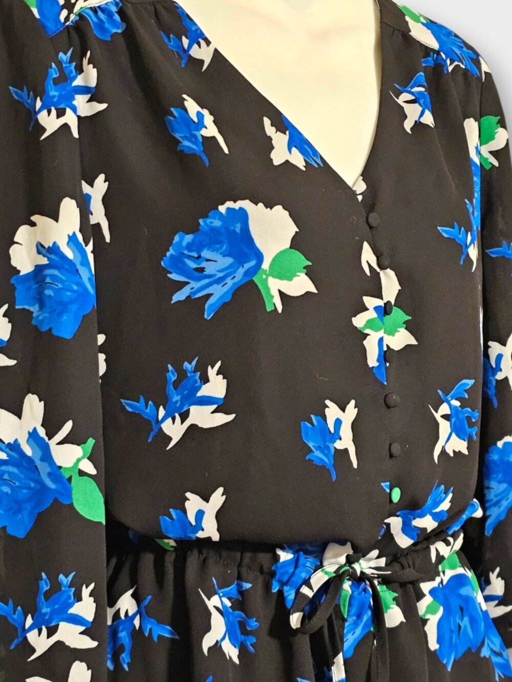Lila Rose Floral Romper Women’s Size 4 Black Blue White Button Front - Picture 4 of 13